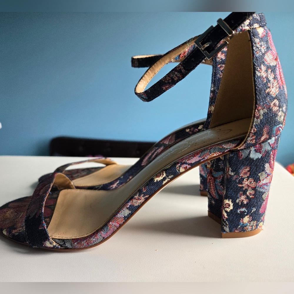 Jessica Simpson sandal size 9